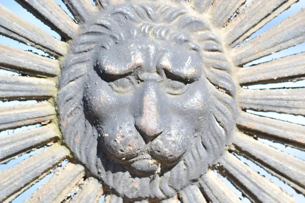 Detalj av ett staket i form av ett lejonhuvud — Stockfoto