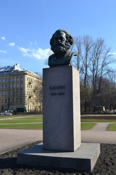 雕像的卡尔马克思在圣彼得堡 — 图库照片
