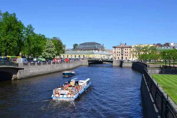 Canal fluvial à Saint-Pétersbourg — Photo