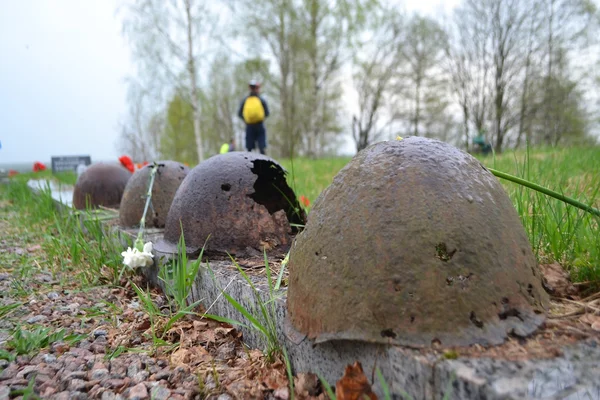 Alter Stahlhelm am Kriegerdenkmal — Stockfoto