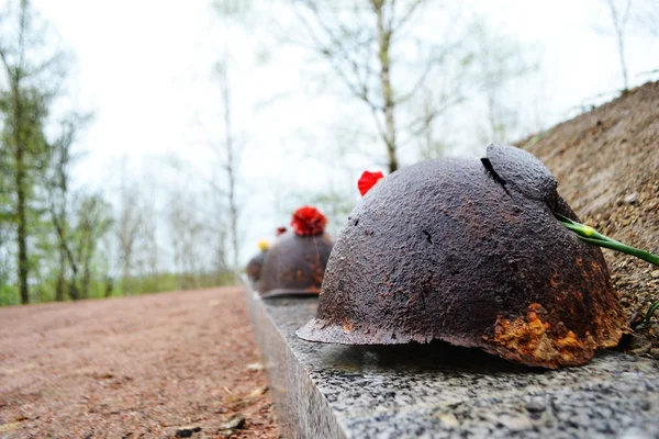 Old steel helmet on war memorial — Stock Photo, Image