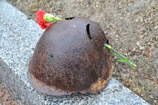 Vieux casque en acier sur mémorial de guerre — Photo