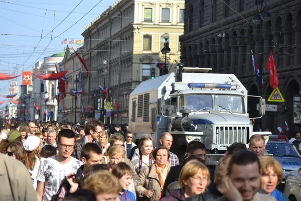 ผู้อยู่อาศัยในปีเตอร์สเบิร์กเดินไปตาม Nevsky Prospect — ภาพถ่ายสต็อก