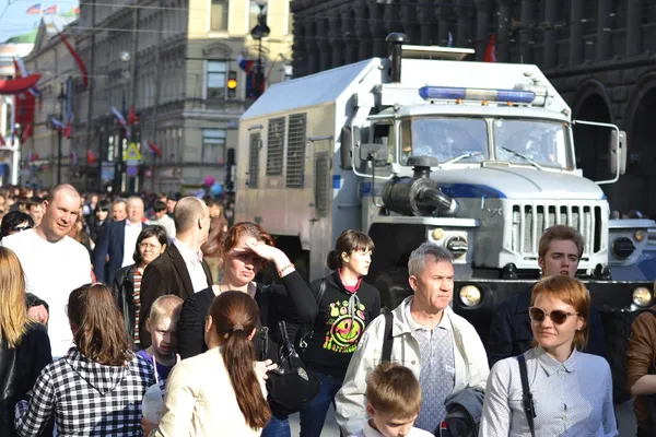 Residents of Petersburg walk along Nevsky Prospect — Stock Photo, Image