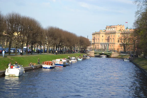 El castillo de Mikhailovsky y el río Moika — Foto de Stock