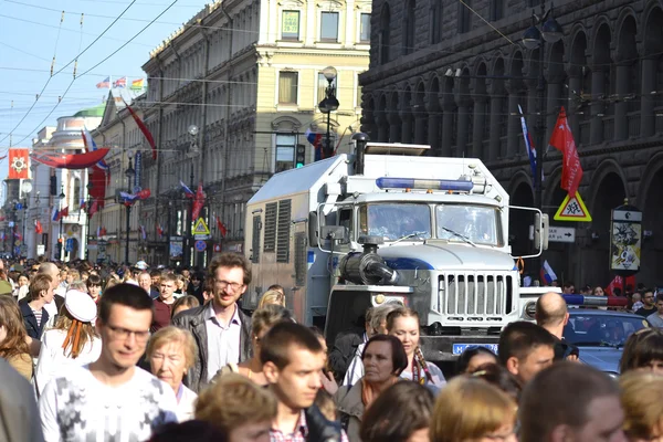 Invånarna i petersburg gå längs Nevskij Prospekt — Stockfoto