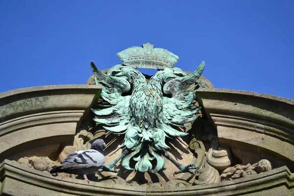 双頭の鷲の形で腕のコート — ストック写真