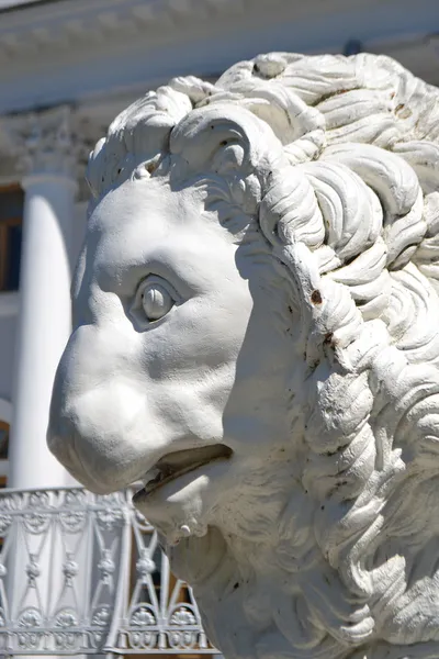 Escultura del león en el palacio Yelagin —  Fotos de Stock