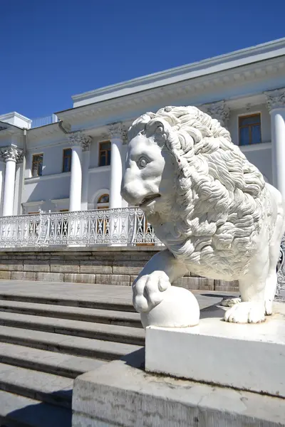 Escultura del león en el palacio Yelagin — Foto de Stock