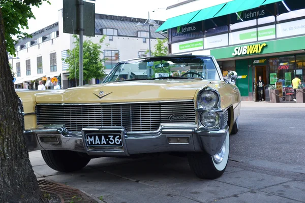 Coche retro en la calle —  Fotos de Stock