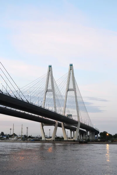 Puente sujetado por cable en San Petersburgo — Foto de Stock