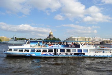 üzerinde nehir neva gemi