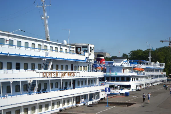 Kreuzfahrtschiffe am Liegeplatz — Stockfoto