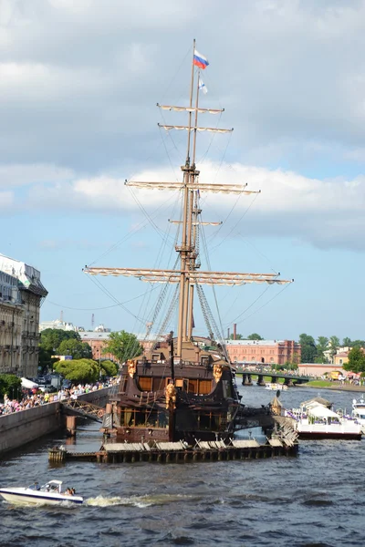 サンクトペテルブルグで大きな帆船 — ストック写真