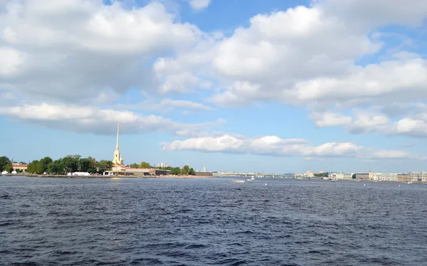 La rivière Neva et la forteresse Petropavlovskaya — Photo