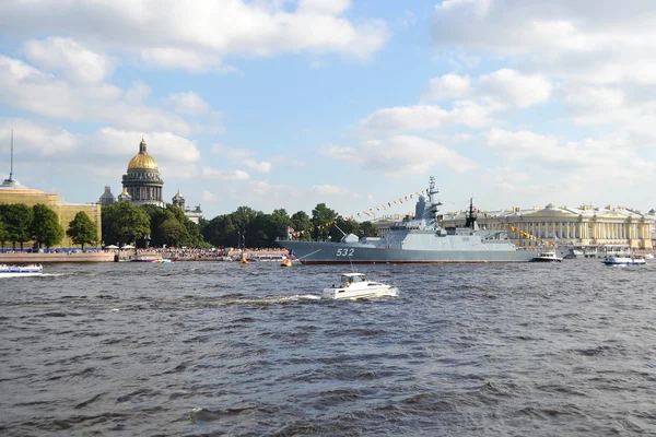 Вид на реку Неву в Санкт-Петербурге — стоковое фото