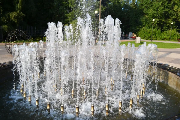 Kilde i byparken – stockfoto