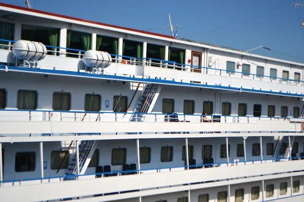 Fragmento do navio de cruzeiro fluvial — Fotografia de Stock