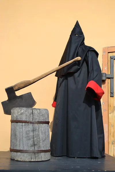 Executioner of the death penalty with a huge ax — Stock Photo, Image