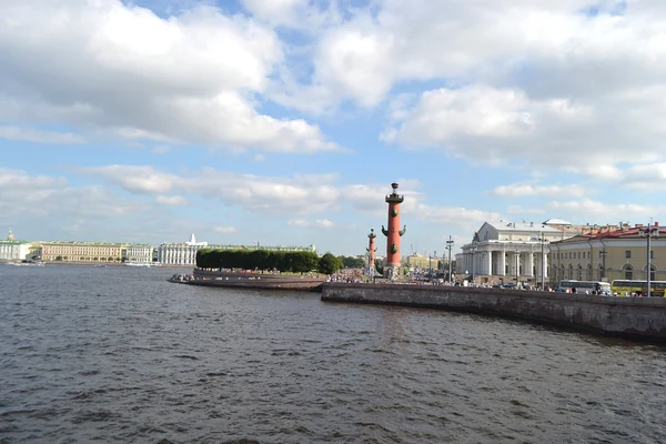 Seta da ilha de Vasilevsky e colunas de Rostral — Fotografia de Stock