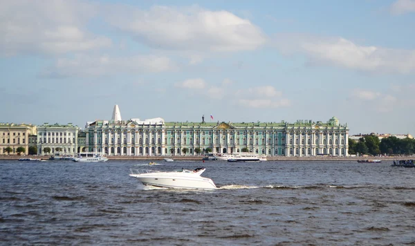 Winter palace och neva floden — Stockfoto