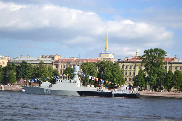 Vue sur la rivière Neva à Saint-Pétersbourg — Photo