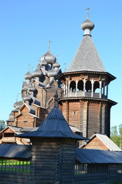 Houten tempel op blauwe hemelachtergrond — Stockfoto