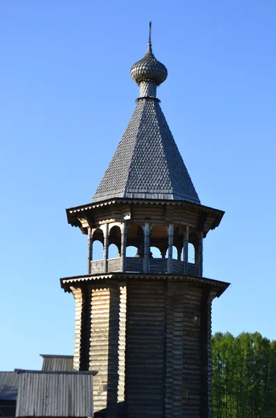 Houten tempel op blauwe hemelachtergrond — Stockfoto