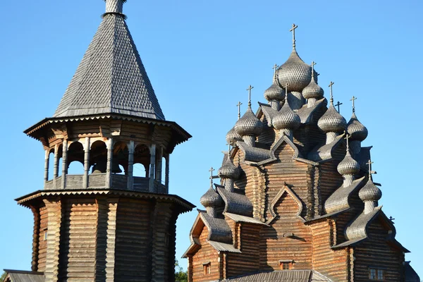 Houten tempel op blauwe hemelachtergrond — Stockfoto