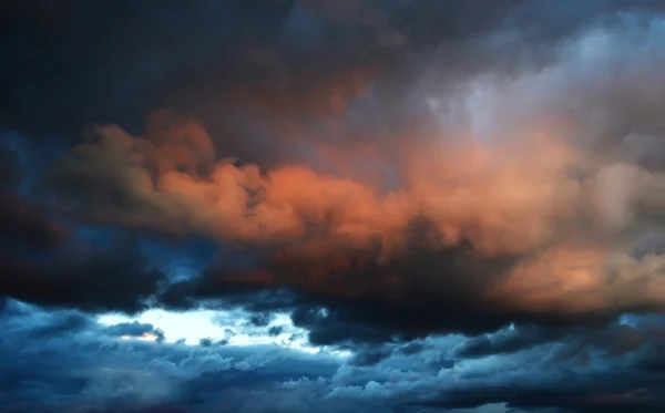 Nuvens ao pôr-do-sol — Fotografia de Stock