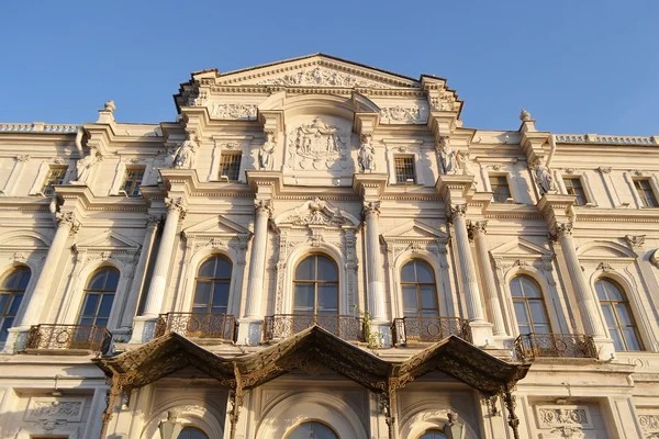 La facciata del palazzo a San Pietroburgo — Foto Stock