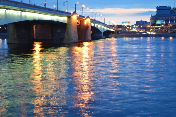 Puente Alexander Nevsky por la noche —  Fotos de Stock