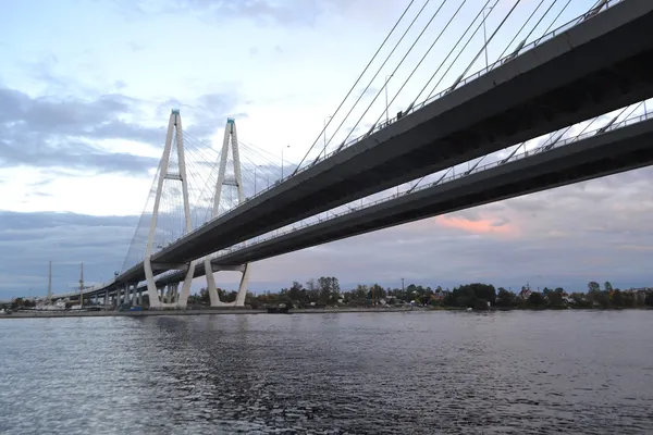 Kabel-verstijfd brug in Sint-Petersburg. — Stockfoto