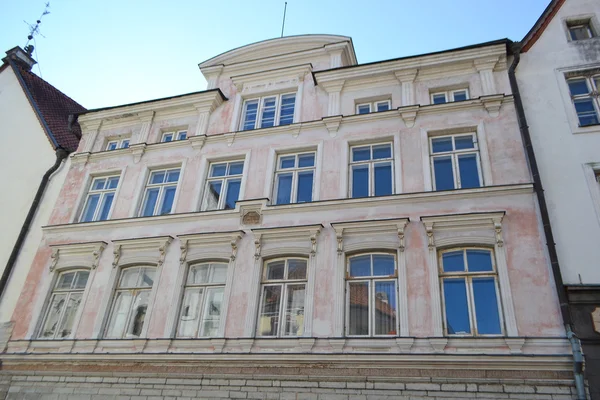 Byggnad i gamla stan i tallinn — Stockfoto