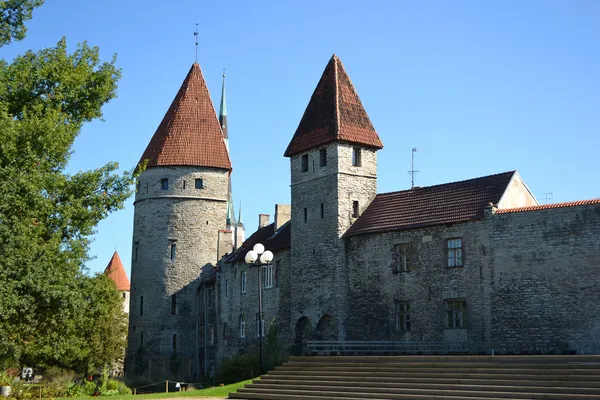 Вежі міського муру в Таллінні — стокове фото