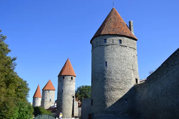 Torens van de muur van de stad in tallinn — Stockfoto