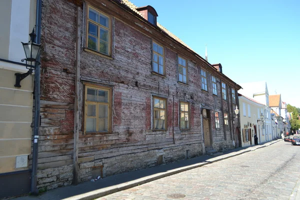 Улица в старом городе Таллинна — стоковое фото