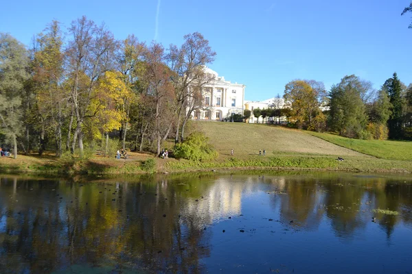 Palace on hill in Pavlovsk park — Stock Photo, Image