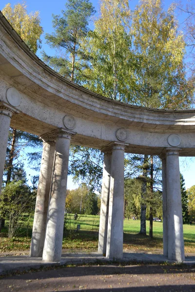 Павильон "Аполлон" в парке Павловска — стоковое фото