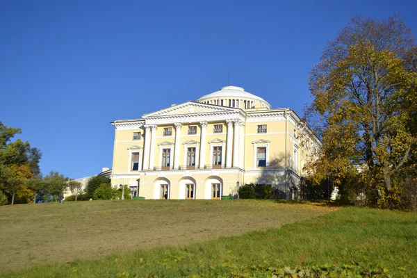 在巴甫洛夫斯克公园山上的宫殿 — 图库照片