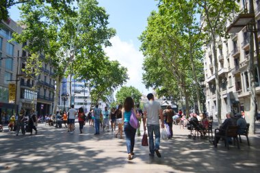 turistler yürüme mesafesinde ünlü rambla barcelona sokak.