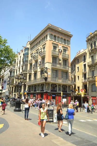 Straße im zentrum von barcelona — Stockfoto