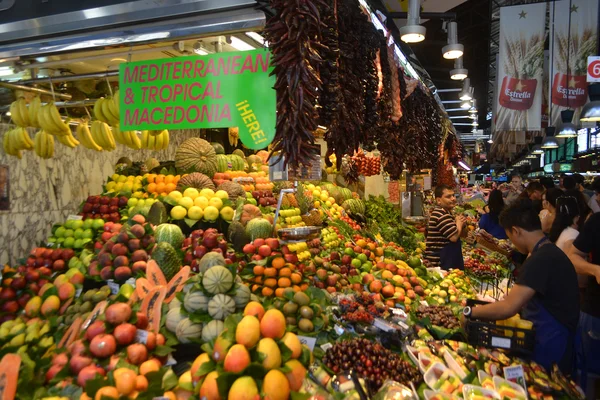 Продовольственный рынок в Барселоне. — стоковое фото