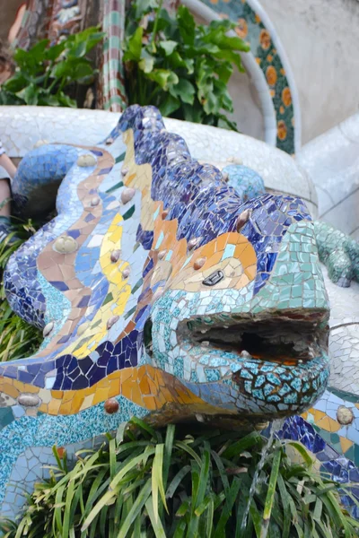 Salamandra dragon dans le parc Guell — Photo