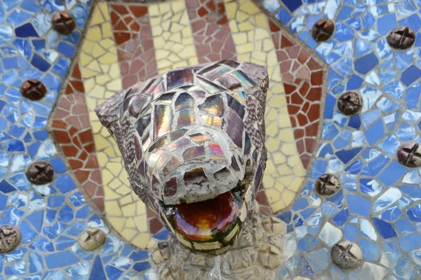 Hoofd van de draak salamandra in park guell — Stockfoto