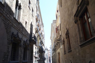 sokakta Barselona gothic quarter.