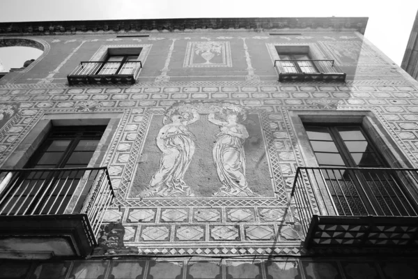 The facade of an old building in Barcelona — Stock Photo, Image