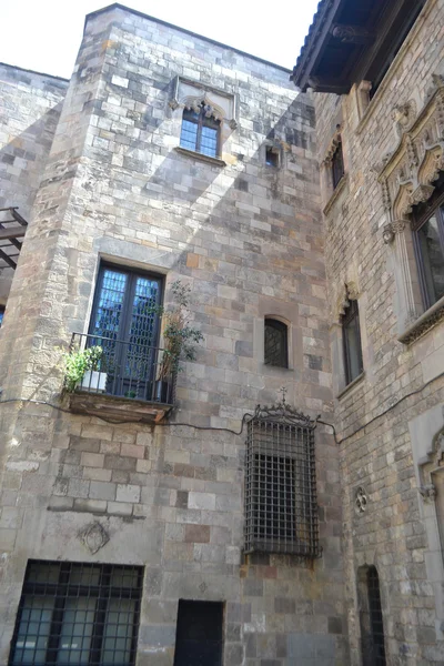 Barselona bölgesindeki eski bir binanın dış cephe — Stok fotoğraf