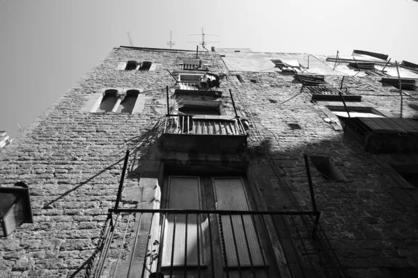 A fachada de um edifício antigo em Barcelona — Fotografia de Stock