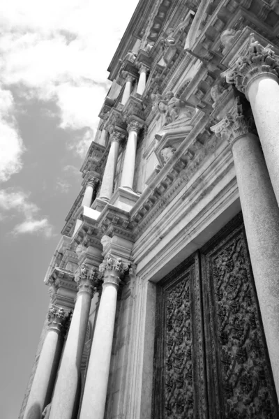 Die Fassade der Kathedrale in Girona. — Stockfoto